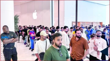 طوابير طويلة.. إقبال غير مسبوق على استلام «آي فون 17» في متاجر دبي